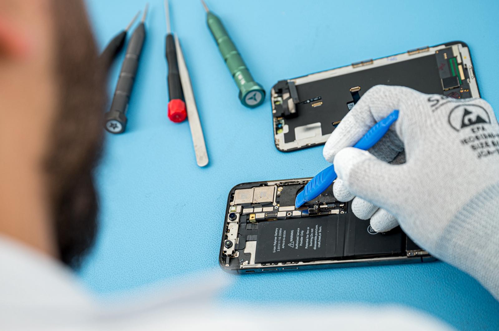 Gecertificeerde telefoon reparatie voor Harlingen — ESD technicus repareert iPhone