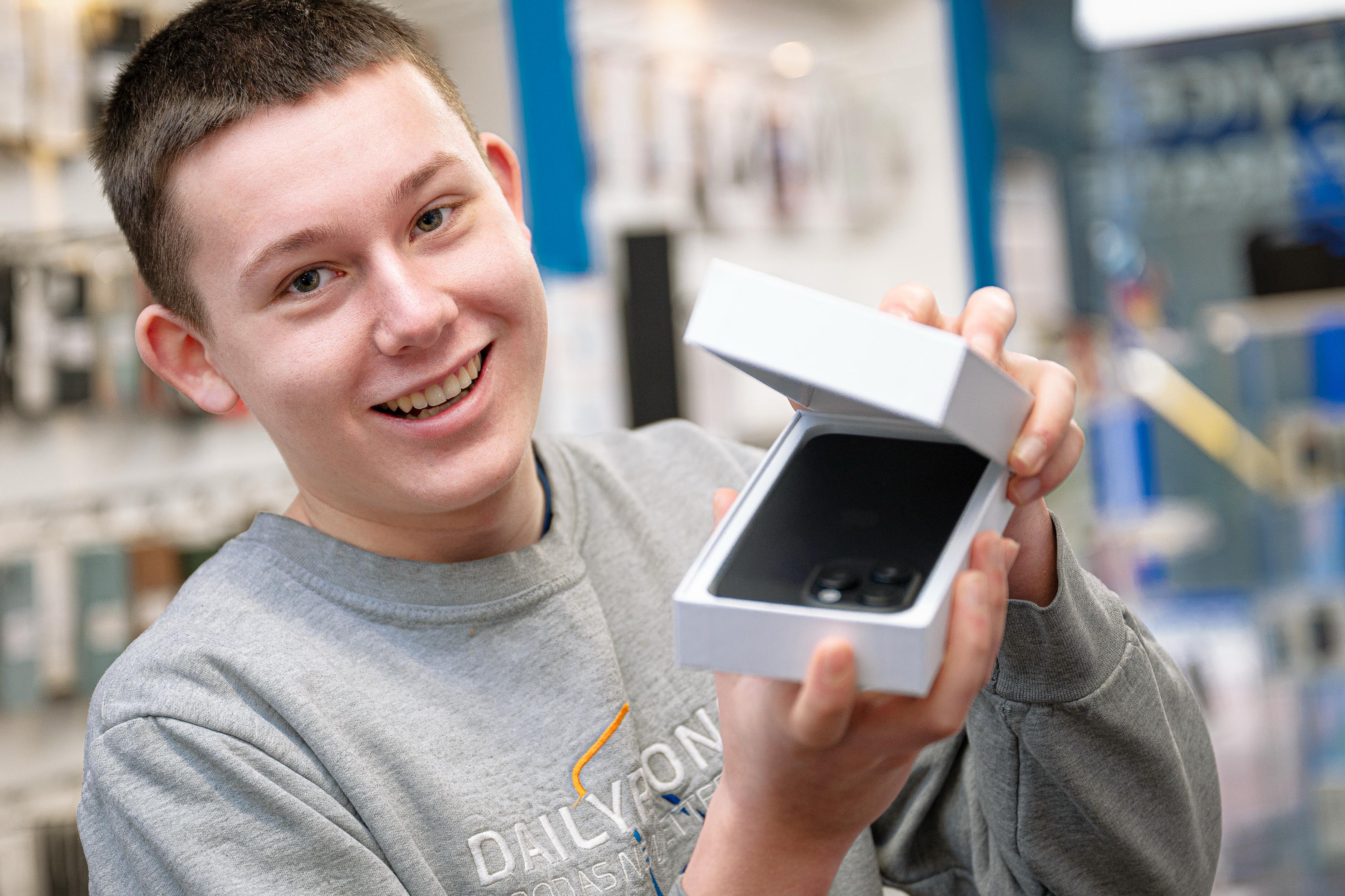 Daily Phones medewerker toont Samsung reparatie resultaat voor Harlingen klant